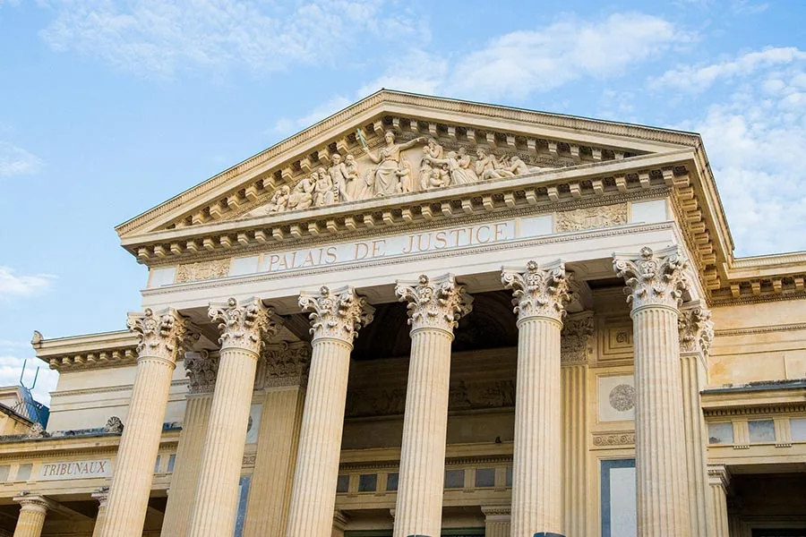 Klasyczna architektura budynku sądowego
